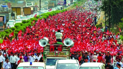 നാ­സി­ക്കി­ലെ­ കർ‍ഷകർ ചരി­ത്രം കു­റി­ക്കു­കയായി­രു­ന്നു­...