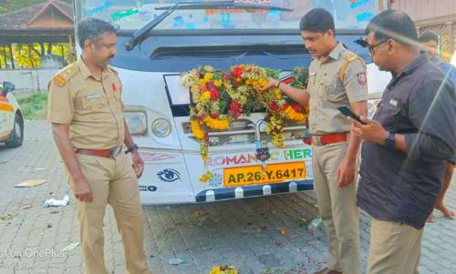 കേരള രജിസ്ട്രേഷൻ, ആന്ധ്ര നമ്പർ പ്ലേറ്റ്; അയ്യപ്പ ഭക്തരുമായി പോയ ടൂറിസ്റ്റ് ബസ് പിടികൂടി മോട്ടർ വാഹനവകുപ്പ്