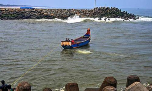 തുമ്പയില്‍ വള്ളം മറിഞ്ഞ് മത്സ്യത്തൊഴിലാളിയെ കാണാതായി