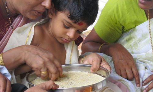 മൂകാംബിക ക്ഷേത്രത്തിൽ അറിവിന്‍റെ ആദ്യക്ഷരം ആയിരത്തോളം കുറിച്ച് കുരുന്നുകൾ