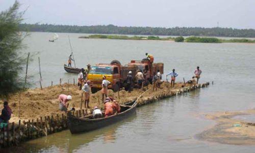 പെരിയാർ കീഴടക്കി മണൽ മാഫിയ; കണ്ണടച്ച് അധികൃതർ