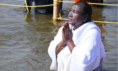 മഹാ കുംഭമേള; ത്രിവേണി സംഗമത്തില്‍ സ്‌നാനം നടത്തി രാഷ്ട്രപതി