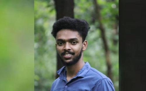 ബസ് കാത്തിരിപ്പ് കേന്ദ്രത്തിനു മുകളിൽ തെങ്ങു വീണ് വിദ്യാർത്ഥി മരിച്ചു