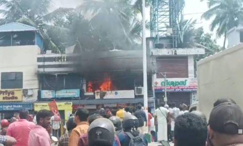 പാപ്പനംകോട് ഇൻഷുറൻസ് ഓഫീസിൽ വൻ തീപിടുത്തം ; രണ്ട് സ്ത്രീകൾ മരിച്ചു ; ദുരൂഹത സംശയിച്ച് പൊലീസ്