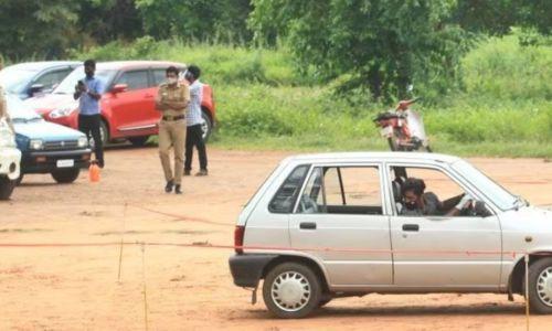 ഡ്രൈവിംഗ് ടെസ്റ്റിനിടെ മൊബൈൽ ഫോണിലൂടെ നിർദ്ദേശം; സ്കൂളിന്റെ ലൈസൻസ് റദ്ദാക്കി