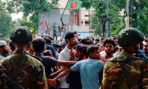 പ്രതിഷേധം കെട്ടടങ്ങാതെ ബംഗ്ലാദേശ്; എല്ലാ ജഡ്ജിമാരുടെയും രാജി വേണമെന്ന് ആവശ്യപ്പെട്ട് സുപ്രീംകോടതി വളഞ്ഞ് വിദ്യാർത്ഥികൾ