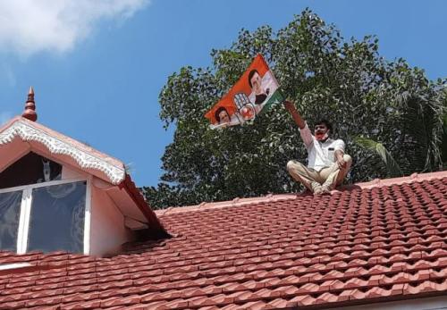 ഉമ്മൻചാണ്ടി മത്സരിച്ചില്ലെങ്കിൽ ആത്മഹത്യ ചെയ്യും; പുതുപ്പള്ളിയിൽ പ്രവർത്തകരുടെ പ്രകടനം 