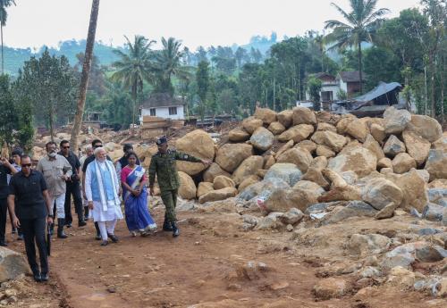 വയനാട് ദുരന്ത ഭൂമി സന്ദർശിച്ച് മോദി