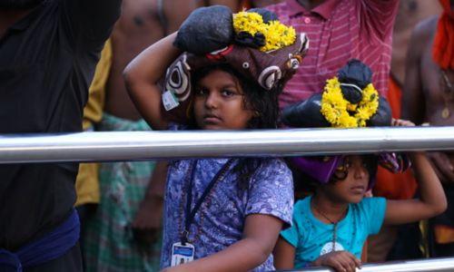 കൂട്ടം തെറ്റിയാലും കുട്ടികളെ കണ്ടെത്താം; ശബരിമലയിലെത്തുന്ന കുട്ടികൾക്ക് കരുതലായി പൊലീസ് ബാൻഡ്