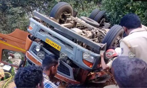 ചരക്കുലോറി ട്രാക്കിലേക്ക് മറിഞ്ഞ് ഡ്രൈവർ മരിച്ചു; വൻ ദുരന്തത്തിൽ നിന്ന് രക്ഷപ്പെട്ട് പാലരുവി എക്സ്പ്രസ്