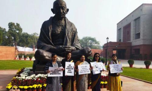 മമതയ്ക്കെതിരായ വിവാദ പരാമർശം; കേന്ദ്രമന്ത്രി ഗിരിരാജ് സിംഗിനെതിരെ തൃണമൂൽ എംപിമാരുടെ പ്രതിഷേധം