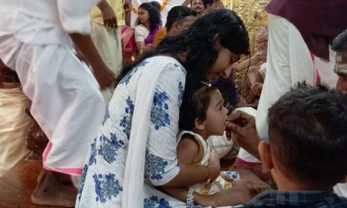 വിജയദശമി ദിനത്തില്‍ അറിവിന്റെ ആദ്യാക്ഷരം കുറിച്ച് കുരുന്നുകള്‍