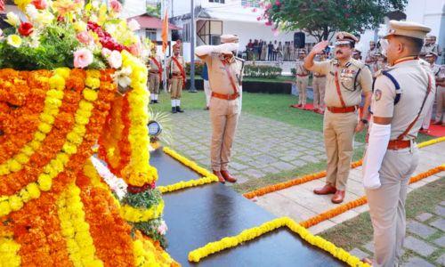 വീരചരമം പ്രാപിച്ച പൊലീസ് ഉദ്യോഗസ്ഥര്‍ക്ക് ആദരാഞ്ജലികള്‍ അര്‍പ്പിച്ചു