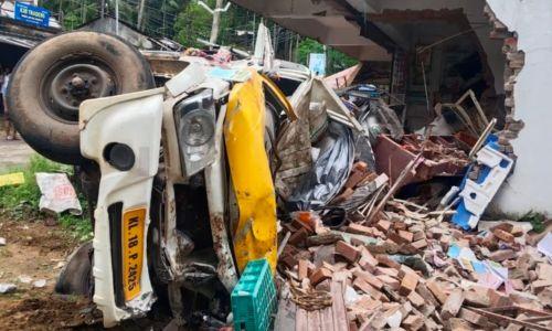 കോഴിക്കോട്ട് പിക്കപ്പ് വാൻ കടയിലേക്ക് ഇടിച്ചു കയറി രണ്ടുപേർ മരിച്ചു